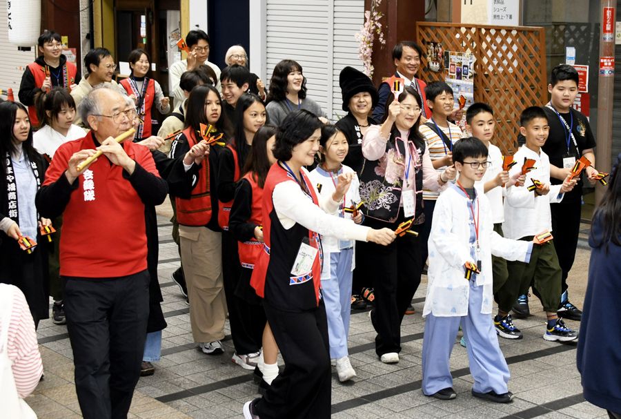 台湾の民族衣装姿でよさこい踊りを体験する阿里山の小学生たち（高知市はりまや町１丁目）