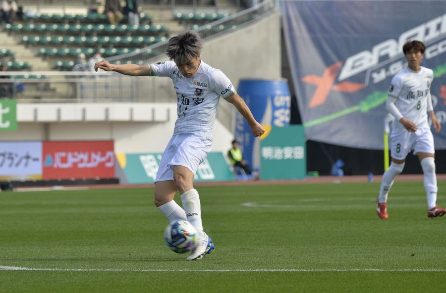 シュートを放つ三好（１１）