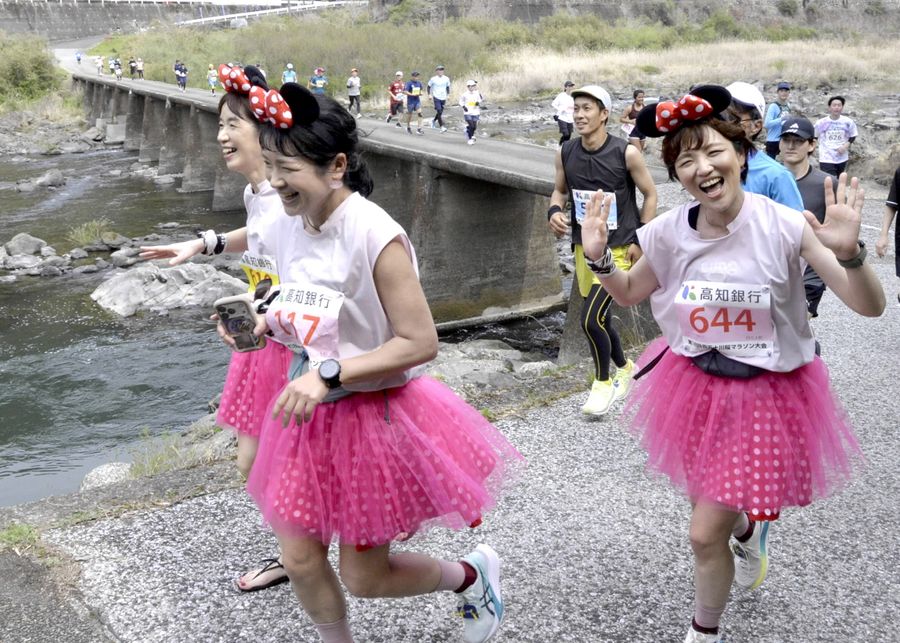 約1000人のランナーが、四万十の流れを見下ろしながら駆け抜けた(四万十町上宮の上宮沈下橋)