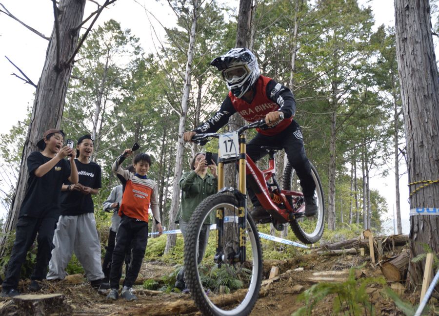 マウンテンバイクで険しい山道を疾走する選手（宿毛市の日平公園）