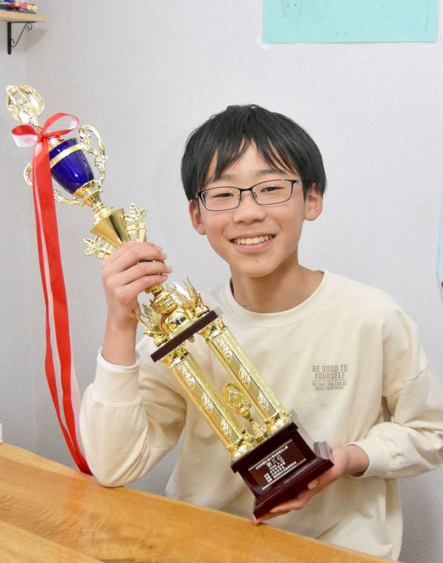 ３位のトロフィーを持つ山本悠心さん。「（相手の玉を）きれいに詰ませることができた時の感覚が好き」（写真はいずれも高知市大津乙）