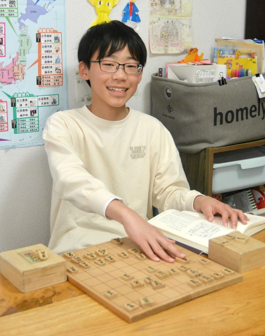 棋譜（きふ）ならべをして勉強する山本悠心さん