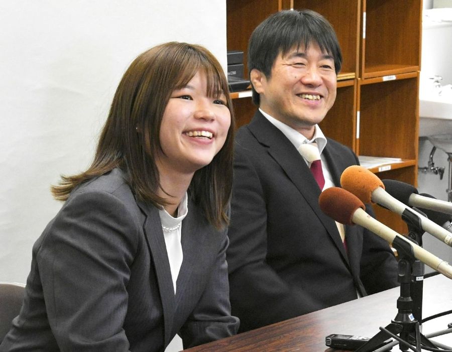 「競技者として一区切りつけます」。笑顔で引退の日を迎えた桜井つぐみさん＝手前＝と、ずっと見守ってきた父、優史さん（県庁記者室＝河本真澄撮影）