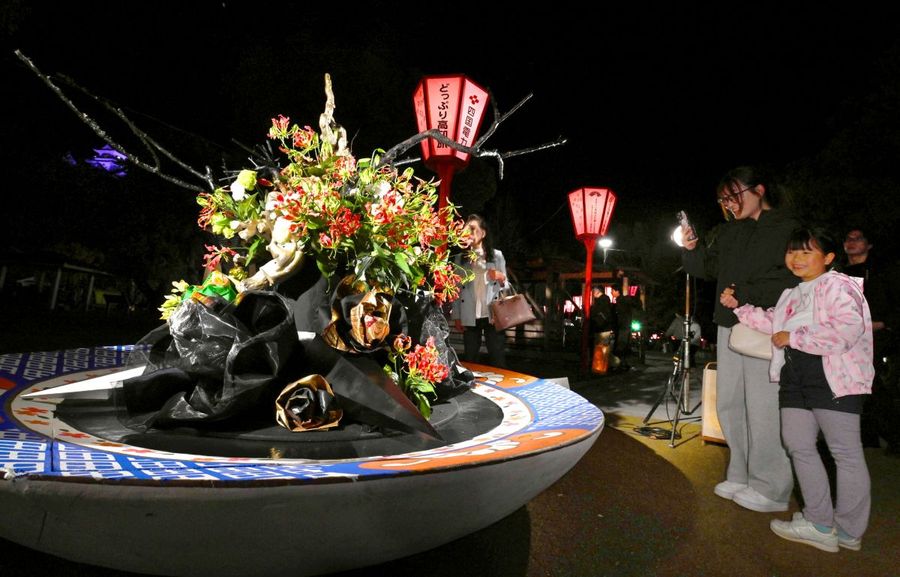 入り口には大きな皿鉢の生け花がお出迎え