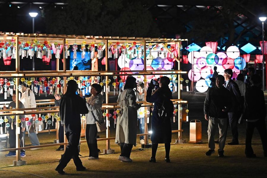 風鈴や和傘などを使った和テイストのオブジェが並んだ