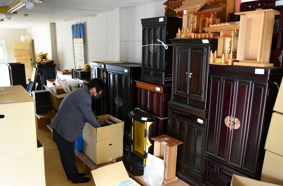 くるめ屋が依頼者から引き取った遺品の倉庫。年に２回は合同供養を行う（高知市春野町東諸木）