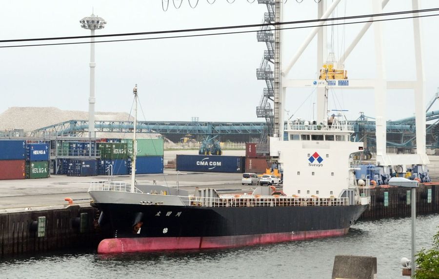 ２０２４年４月、高知新港に寄港した鈴与のコンテナ船（高知市仁井田）
