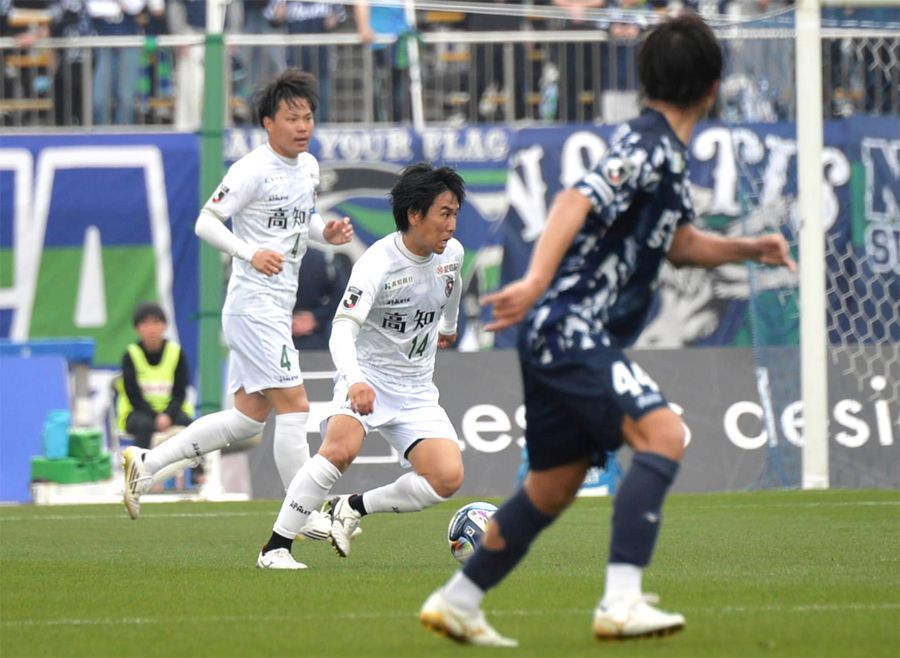 高知Ｕのビルドアップの要を握るボランチ関野（１４）と、ＣＢ小林（４）。讃岐のハイプレスにどう対処するか（３月２９日、徳島県鳴門市のポカリスエットスタジアム）
