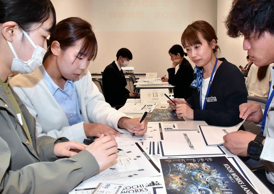 大学生と県内企業がグループを作ってクイズに挑戦した(高知市九反田)