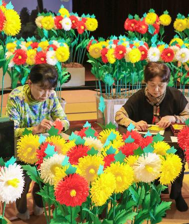 春彩る菊の「挑花」作り600本 和歌山・熊野本宮大社の例大祭へ