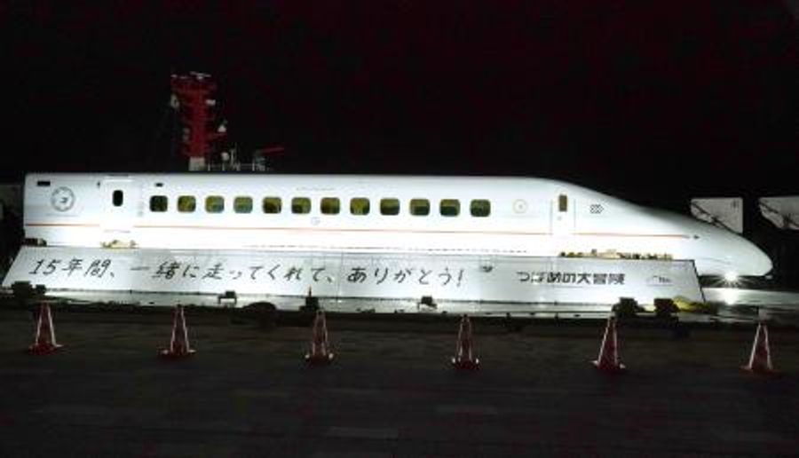 復活」の新幹線つばめが入港 熊本地震被災、博多駅前で展示へ | 高知新聞