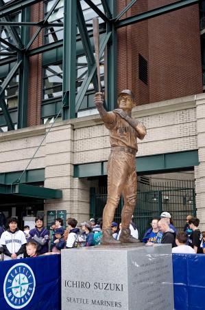 イチローさん銅像が完成 シアトルの本拠地で除幕式 | 高知新聞