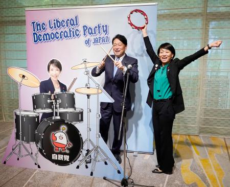 党大会会場に首相のフォトパネル 景品で「早苗グッズ」も | 高知新聞