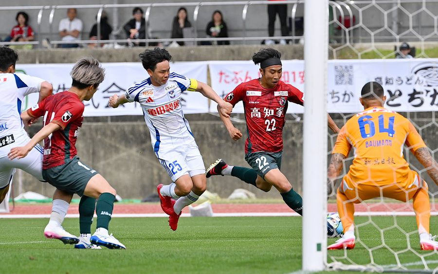 前半３５分、右ＣＫからボールを持った藤森（２２）はエリア内で猛然と突進しクロス。浜の同点弾をアシストした。「個の力」で状況を打開できる選手だ