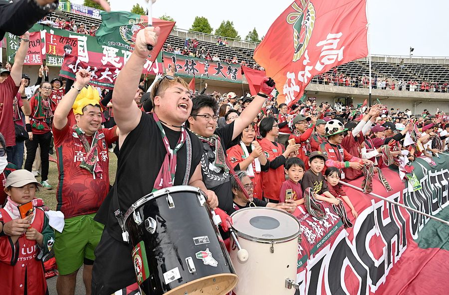 まだまだ高知のサポは数が足りない。せっかく強いチームだから、ふさわしい応援をしようじゃないか。春野で待っている！