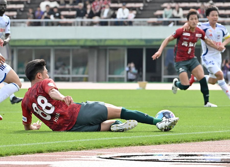 ＣＢ浜は攻守に駆け回る。敵陣でセカンドボールを拾い攻撃につなげる様子は、さすがＪ通算１８４試合出場の百戦錬磨