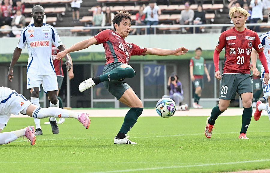 この日は後半から出場した新谷。果敢にシュートを狙い、ワントップで体を張る。泥臭くチームに貢献する姿はいつも変わらない