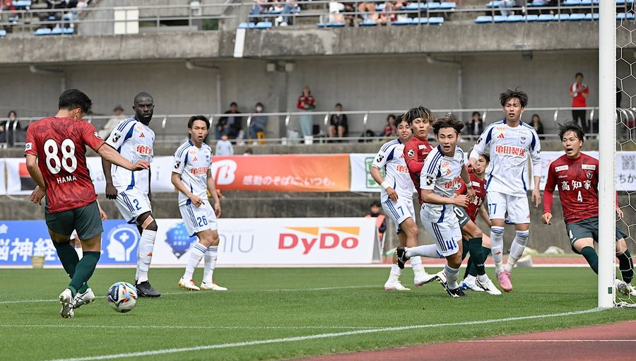 勝ち越しゴールを決めた浜（８８）。押し込むだけと言いつつ、そのポジショニングはＦＷ顔負け。何度も攻撃参加しリズムを作った