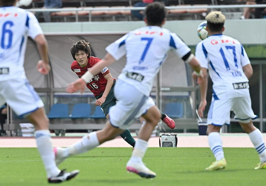 攻撃のスイッチはいつだって、上月がボールを持ったときに入る。前半３２分の左ＣＫは美しい軌道を描き、小林大智の同点ゴールを演出した