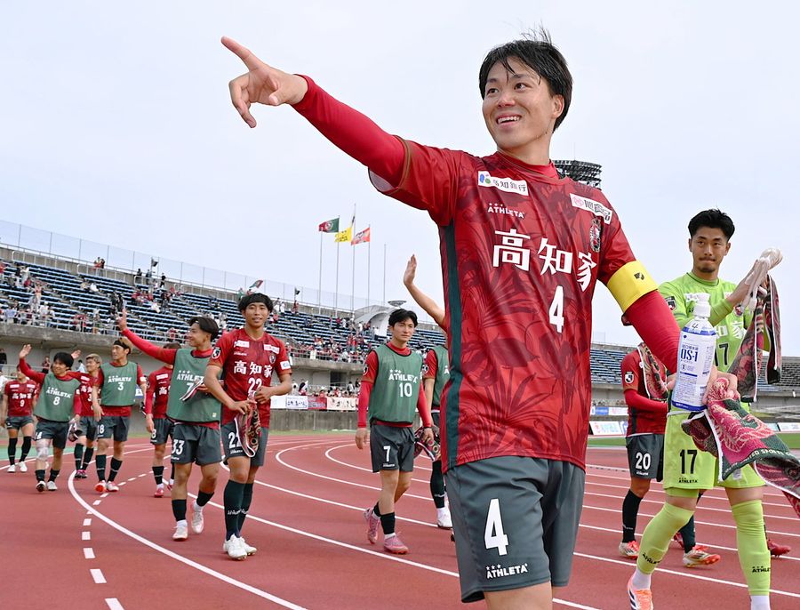 試合後、笑顔で声援に応えるキャプテン小林大智。この日は攻守に活躍し、ヘディングで見事な同点弾。大智がいるからユナイテッドは強くなる（写真はいずれも春野陸上競技場＝新田祐也撮影）