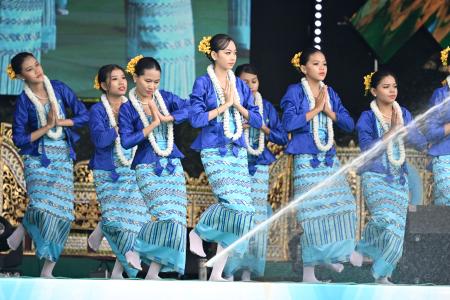 ミャンマーで水かけ祭り 仏教正月「民政移管」後初 | 高知新聞