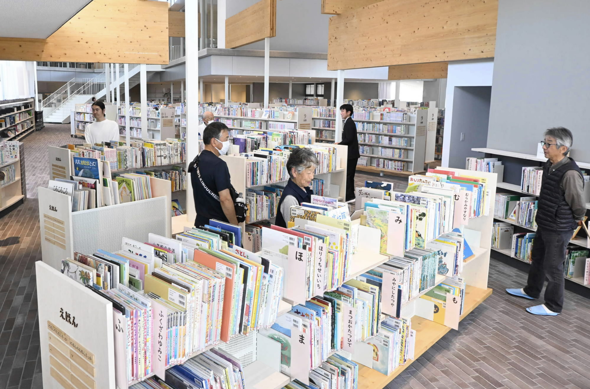 暁鐘 高知市民図書館近森文庫所蔵 新訂増補/人間文化研究機構国文学研究資料館/土井晩翠（単行本） すべての人に心地よい居場所に」明るく開放的な〝本の森〟南国市の新