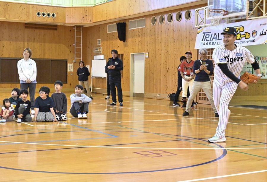 阪神タイガースと高知ＦＤの野球に触れる催し。子どもたちにキャッチボールを披露する秋山拓巳さん（高知市春野町内ノ谷）