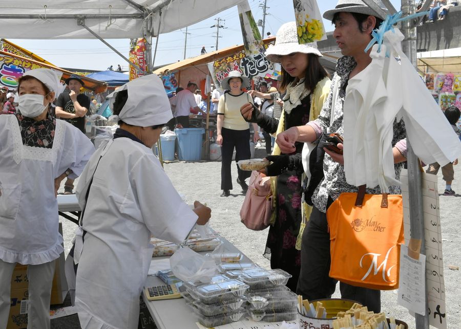 どろめ祭りではパック詰めのドロメも売られ、人気だったが…（２０１８年、香南市赤岡町の祭り会場）