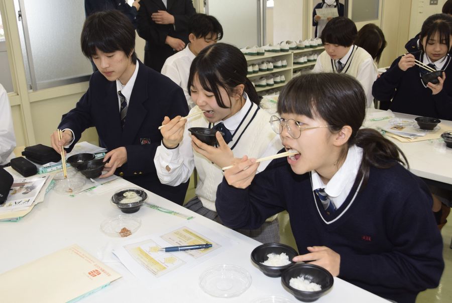 県産米を食べ比べる室戸高校の生徒たち(室戸市室津の同校)