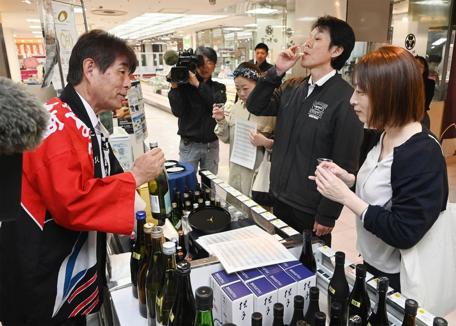全１９酒蔵の土佐酒の飲み比べができる試飲販売会（高知市帯屋町１丁目の高知大丸）