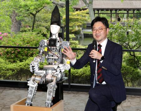 純国産人型ロボの検証機 京都で公開、故障で動かず | 高知新聞