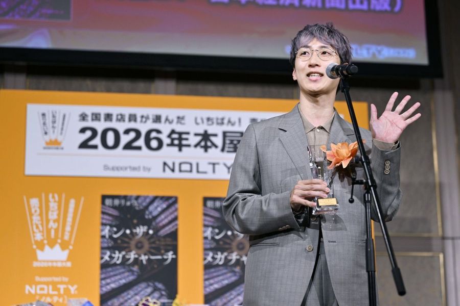 小説「イン・ザ・メガチャーチ」で２０２６年本屋大賞を受賞した朝井リョウさん＝４月９日、東京都港区