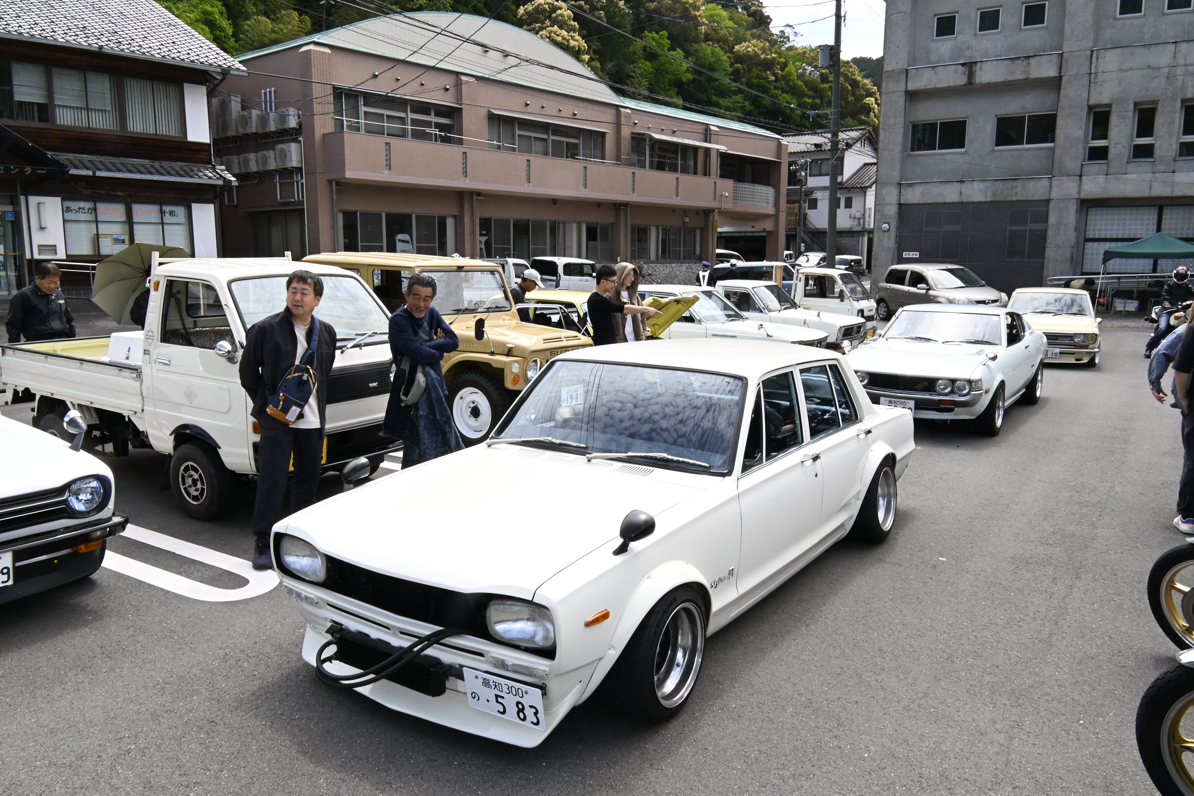 GW初日は「昭和の日」 旧昭和小に昭和の乗り物ずらり 見物客も昭和世代