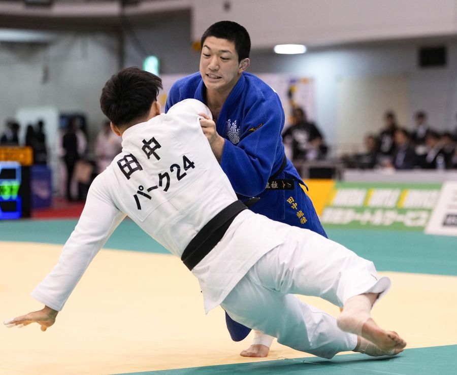 全日本選抜体重別選手権の男子７３キログラム級で優勝した田中龍雅選手（奥）＝４月４日、福岡国際センター