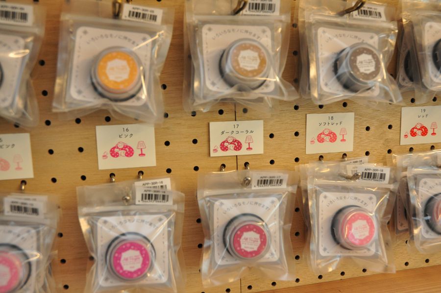 カラフルなスタンプ台。お好みの色を選んで