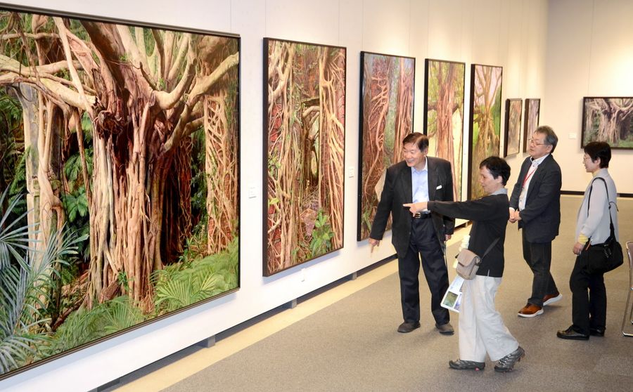 木や森をテーマにした県内３作家の作品が並ぶ企画展「森に行きましょう」（香美市立美術館）