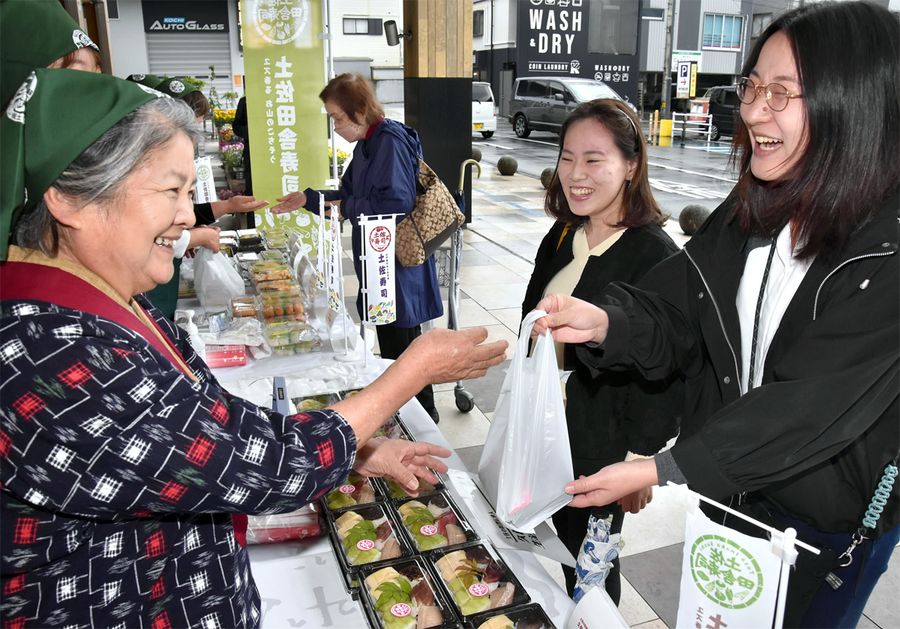 田舎寿司をＰＲしたイベント（高知市北御座のとさのさと）