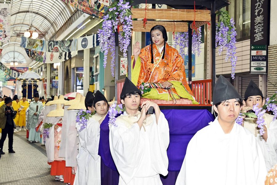 玉姫や一條公役など約８０人が練り歩いた公家行列（四万十市中村天神橋の天神橋商店街アーケード）