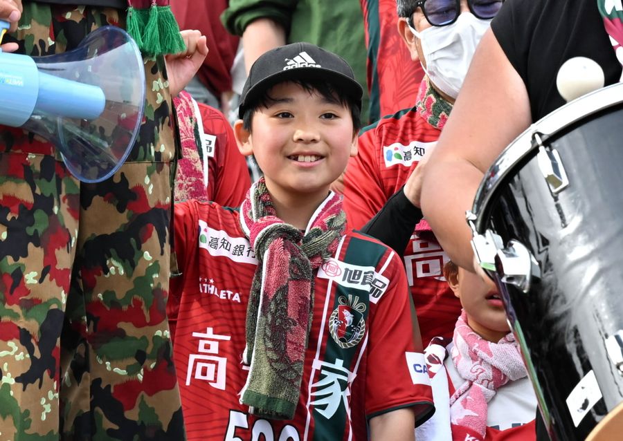 高知ユナイテッドＳＣのゴール裏で応援する秋山碧羽さん（写真はいずれも高知市の春野陸上競技場＝新田祐也撮影）