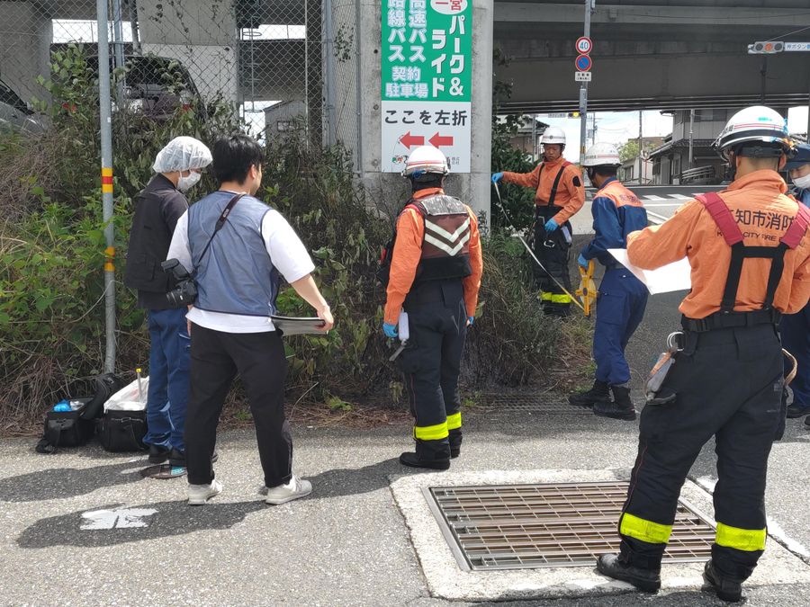 雑草が焼けた部分を調べる市消防局員ら（４日午前１０時２０分ごろ、高知市一宮南町１丁目）