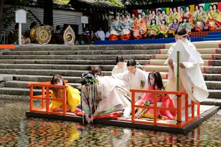 斎王代、指先浸して身清め 京都・下鴨神社で御禊の儀 | 高知新聞