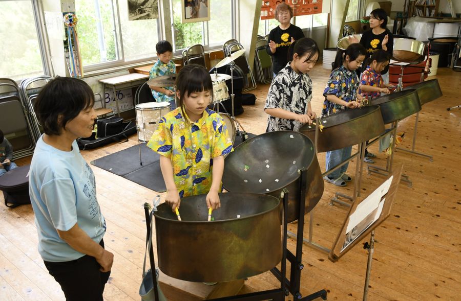 トリニダード・トバゴから取り寄せたスチールパンを演奏する子どもたち（いの町上八川丙の上東小学校）