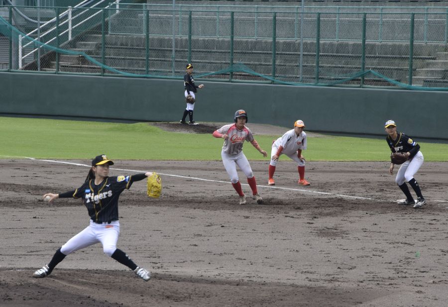 練習試合で戦う高知中央高校と阪神タイガースWomenの選手たち（安芸市桜ケ丘町の安芸球場）